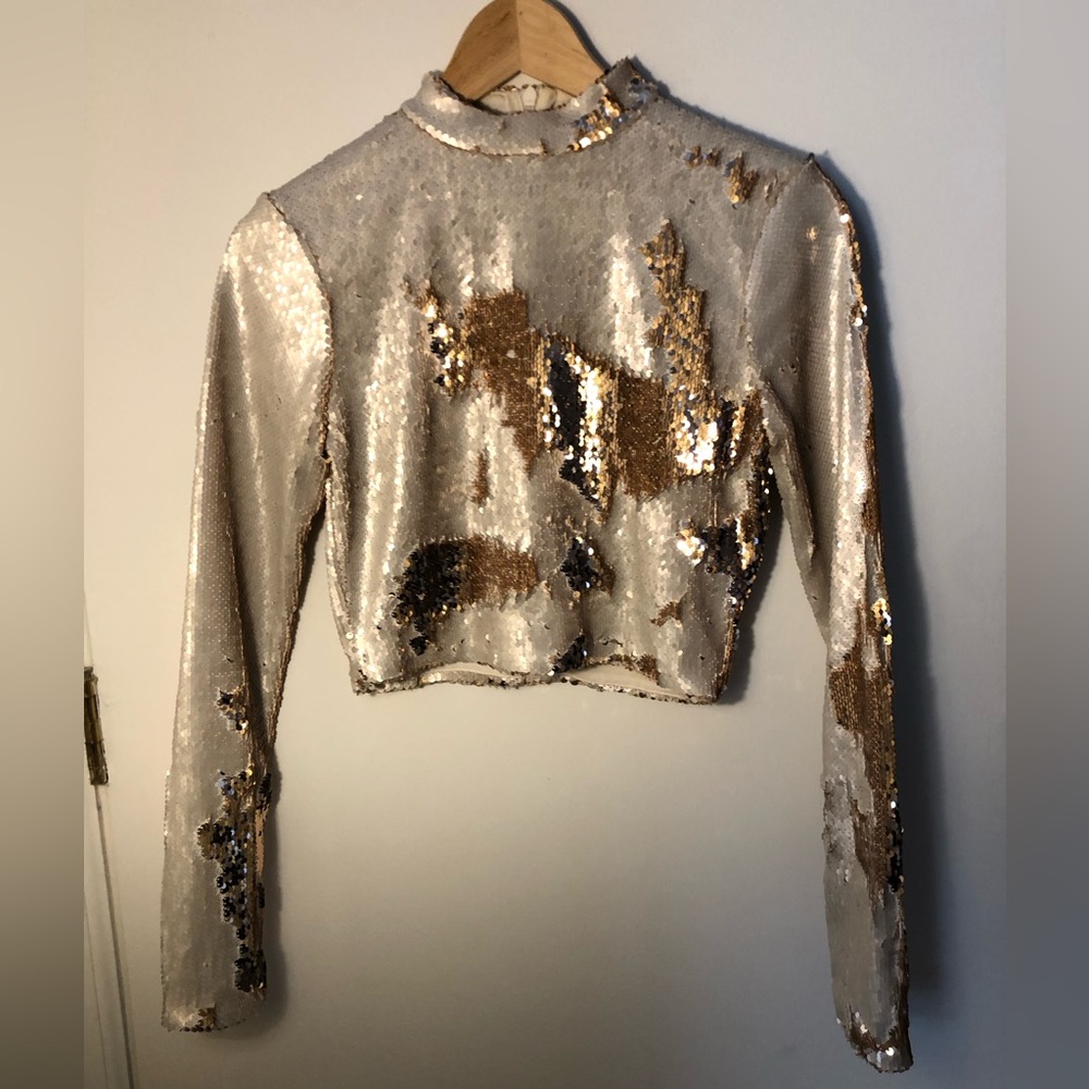 Flip sequin crème and gold crop top😍